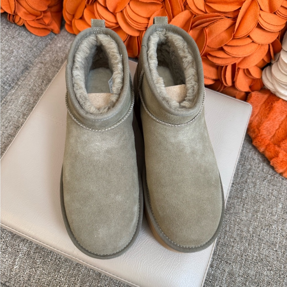 ❣️🆕 UGG® Classic Ultra Mini Platform Boots in Antilope Suede Shade❣️ - Picture 3 of 9